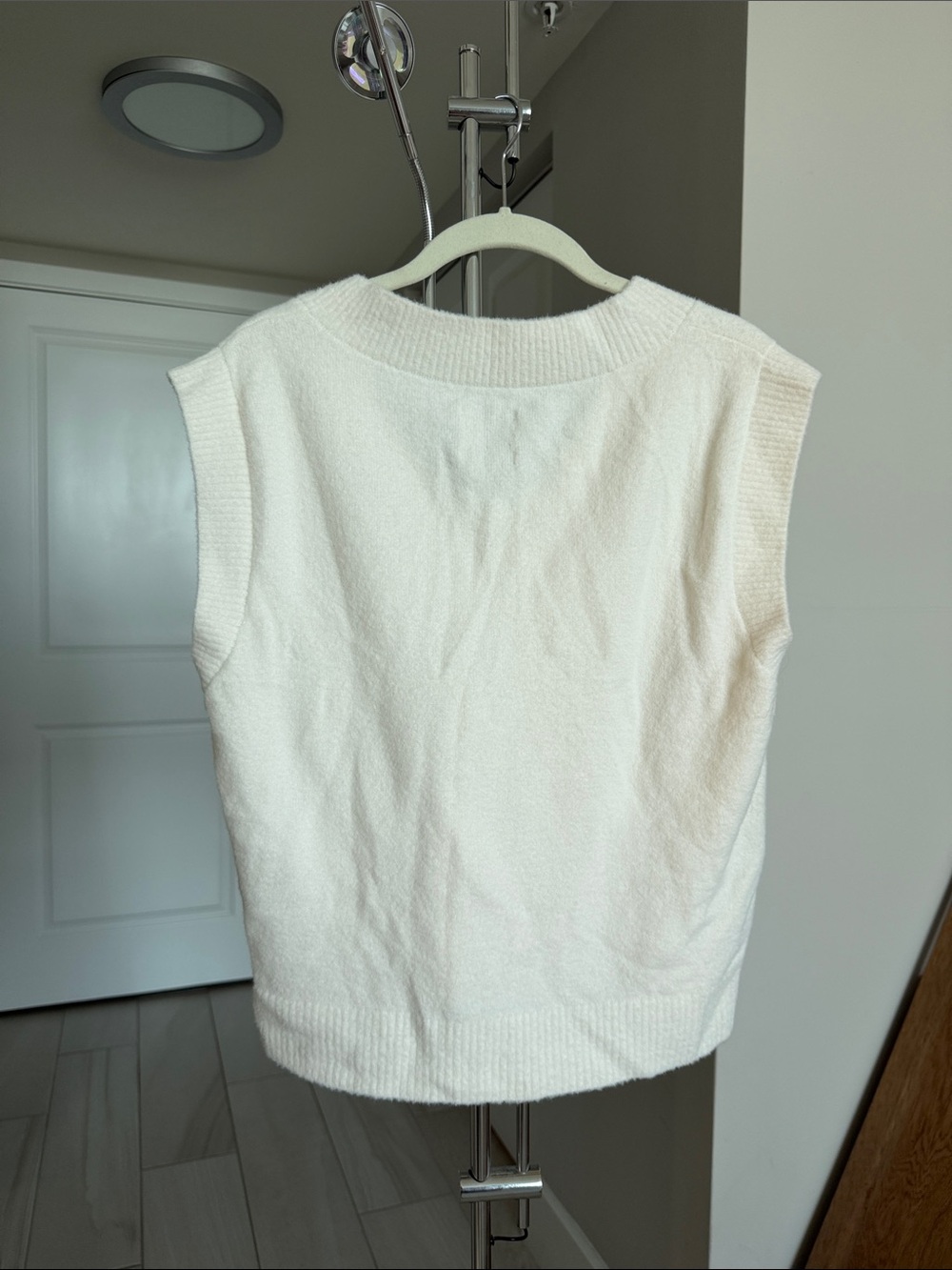 Abercrombie & Fitch Cream V-Neck Sleeveless Knit Top NWT - Picture 3 of 3